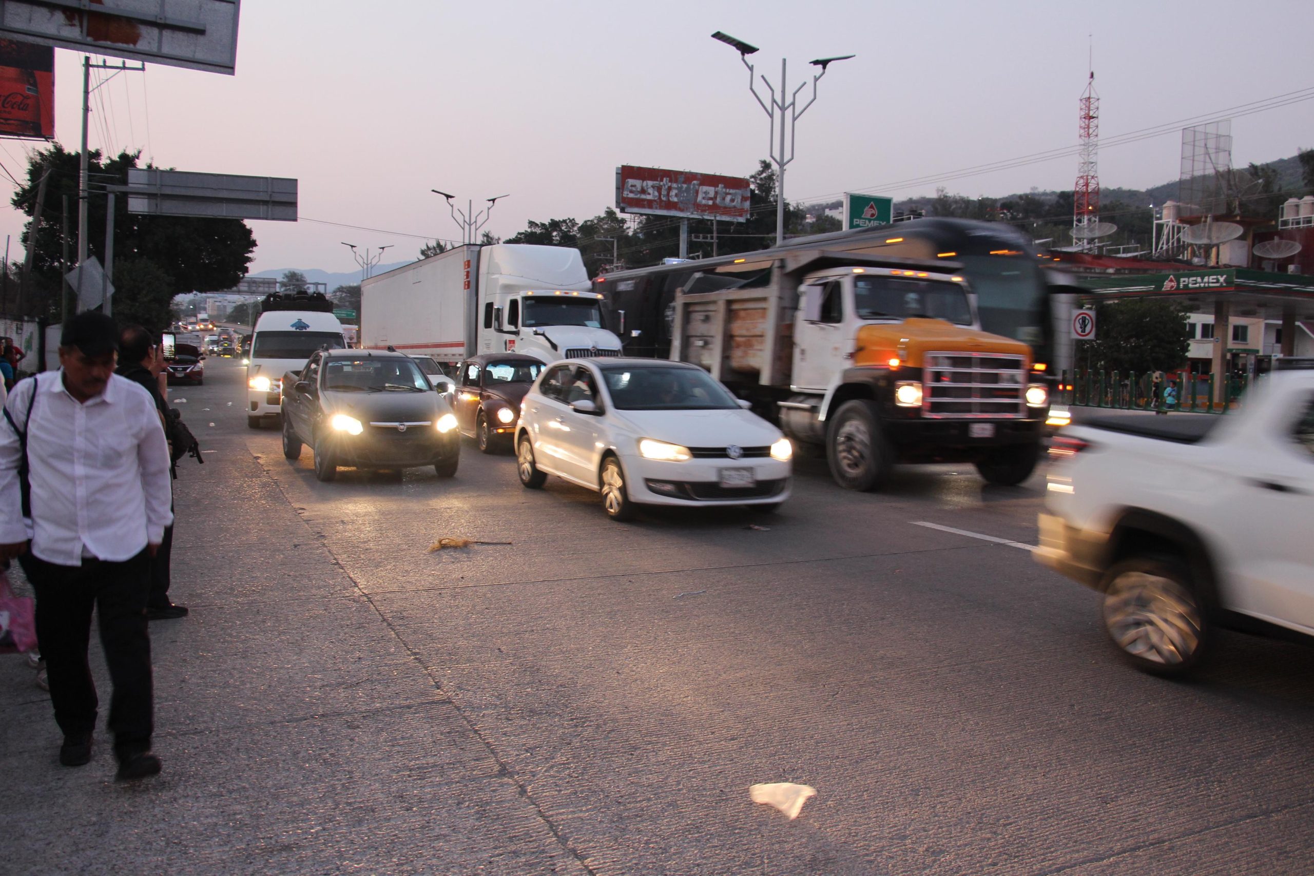 Se levanta bloqueo en la Autopista del Sol tras diálogo entre comuneros de Tilapa y autoridades estatales
